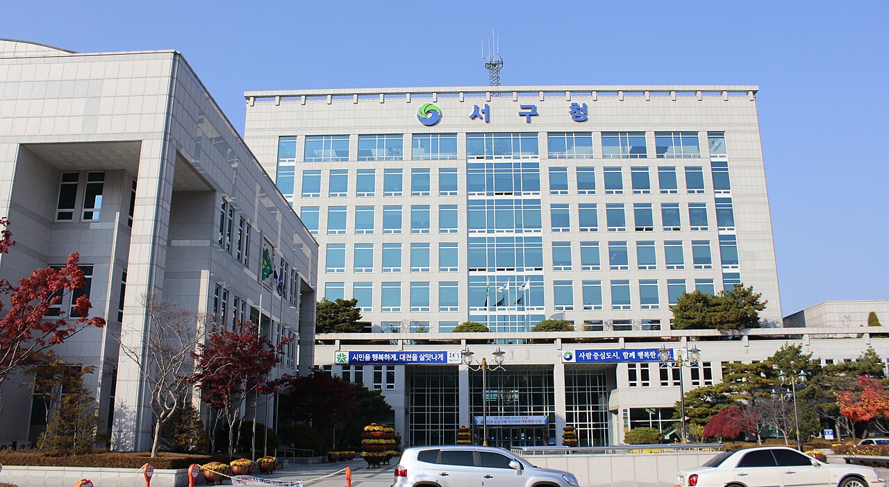 대전 서구청 청사(왼쪽은 서구의회)